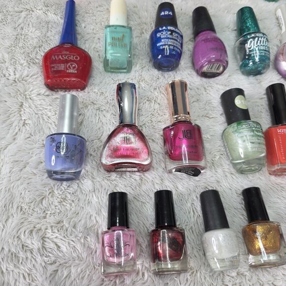 Mixed lot of Nail Polish Lot of 30 L.A. Colors, Sinful Colors, Kiss, Maybelline - Picture 3 of 16